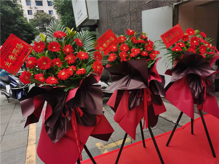 四川中青旅綿陽(yáng)分社、綿陽(yáng)市中旅假日旅行社、綿陽(yáng)自來(lái)文化傳播有限公司24H自助售貨服務(wù)盛大開(kāi)業(yè)