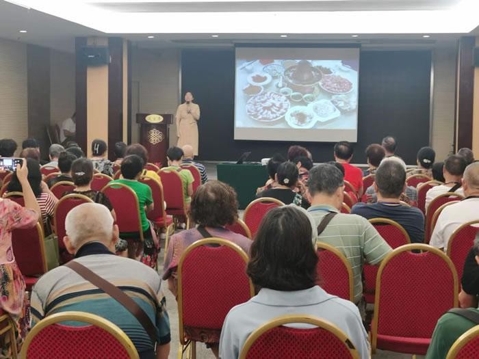 綿陽(yáng)中旅行假日旅行社舉行胡楊林、南疆專(zhuān)列推薦會(huì )